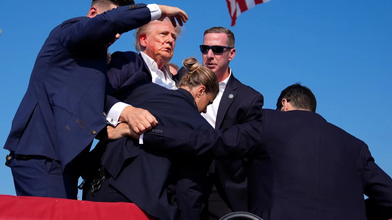 ABD Gizli Servisi, Trump'a yönelik saldırının miting alanının dışından gerçekleştirildiğini açıkladı