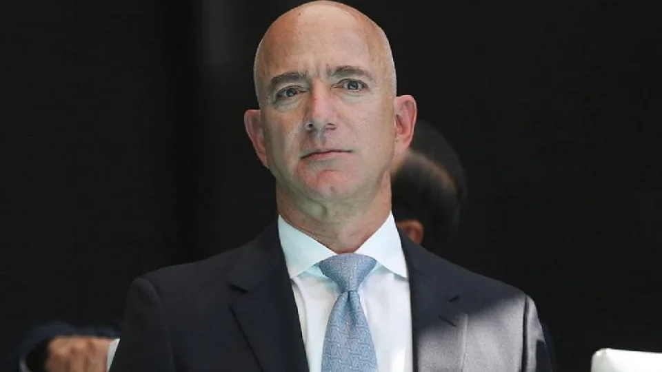 ABD'li milyarder Jeff Bezos, Ay’a kısa süreli seferler yerine kalıcı ve ekonomik olarak sürdürülebilir bir üs kurmak amacıyla gitmeyi planladıklarını söyledi