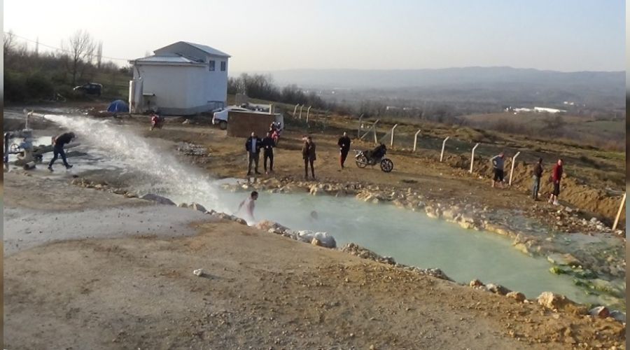 Açık havada doğal termal havuz keyfi