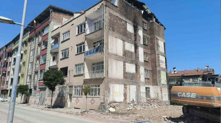 Acil yıkılacak evlerin yıkımı sürüyor