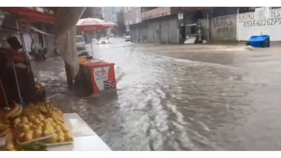 Adana'da dolu, sa�anak ve hortum hayat� fel� etti
