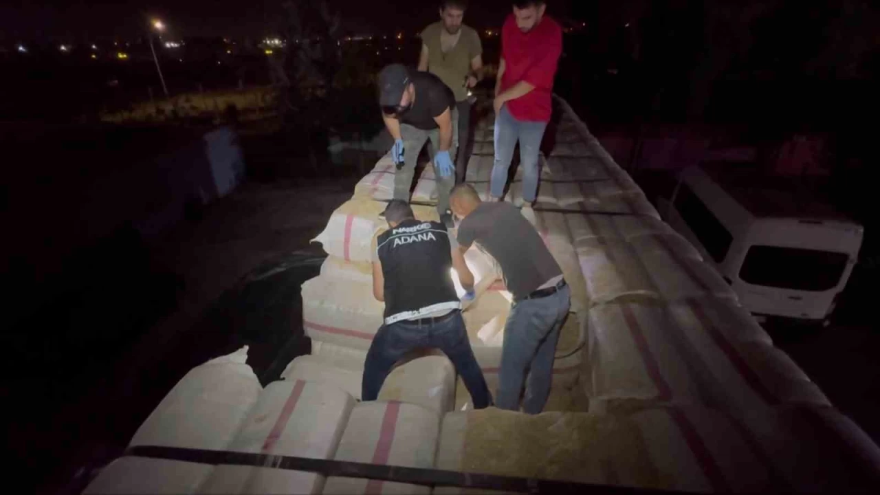 Adana'da saman balyaları arasından 35 kilo esrar çıktı