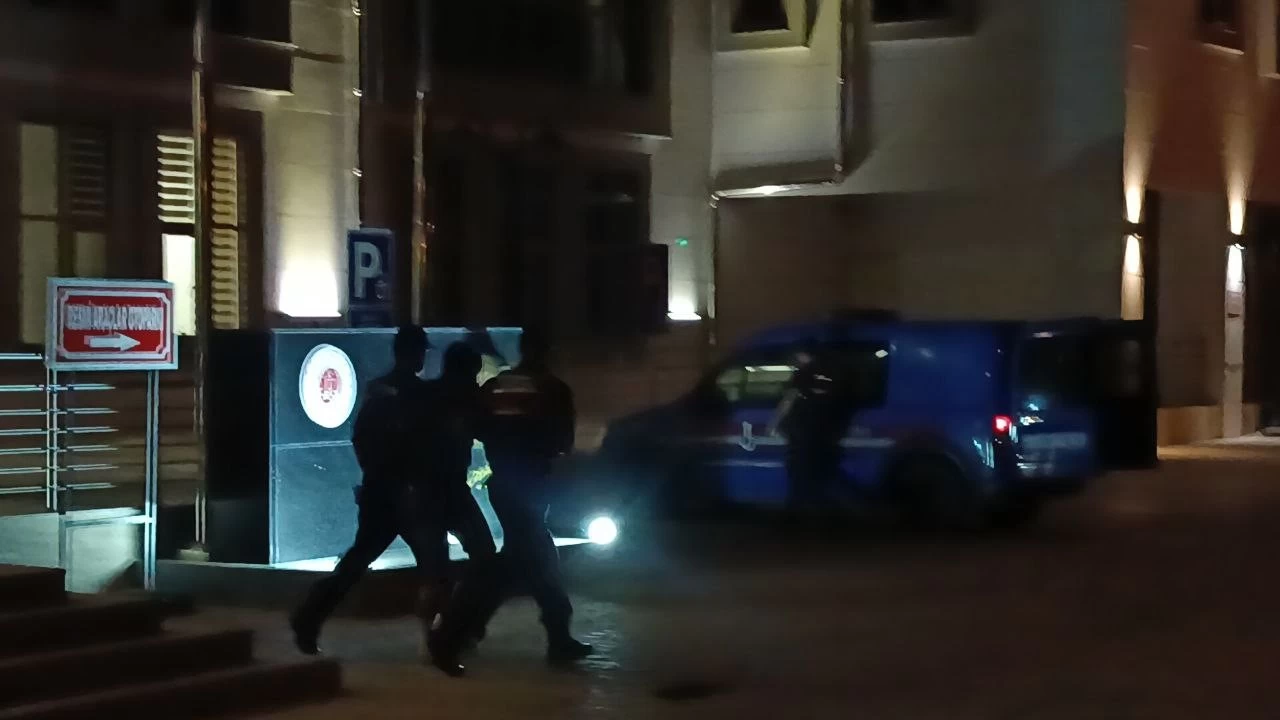Adana'da yanan otomobildeki cesetle ilgili 1 tutuklama