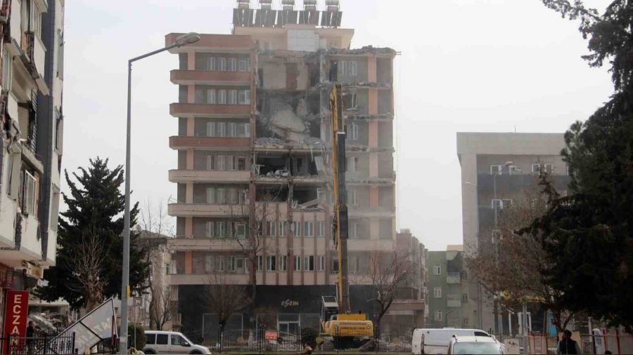 Adıyaman'da ağır hasarlı binaların yıkımı devam ediyor
