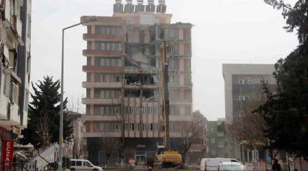 Adıyaman'da ağır hasarlı binaların yıkımı devam ediyor