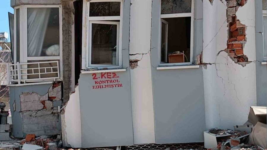 Ad�yaman'da kontrol edilen binalar i�aretlenip y�k�l�yor