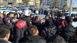 Adliye �n�nde bo�anma kavgas�: 2 yaral�