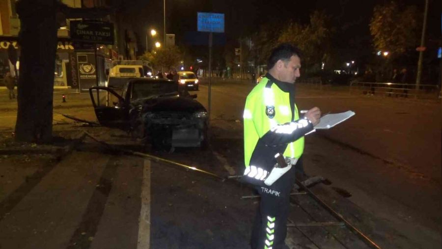 Ağaca çarptı aracı bırakıp kaçtı