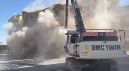 Ağır hasarlı bina tek dokunuşla yerle bir oldu