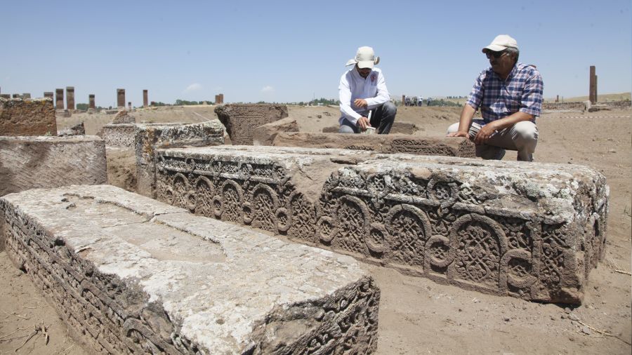 Ahlat Seluklu Meydan Mezarlnda 41 yeni mezar ortaya karld