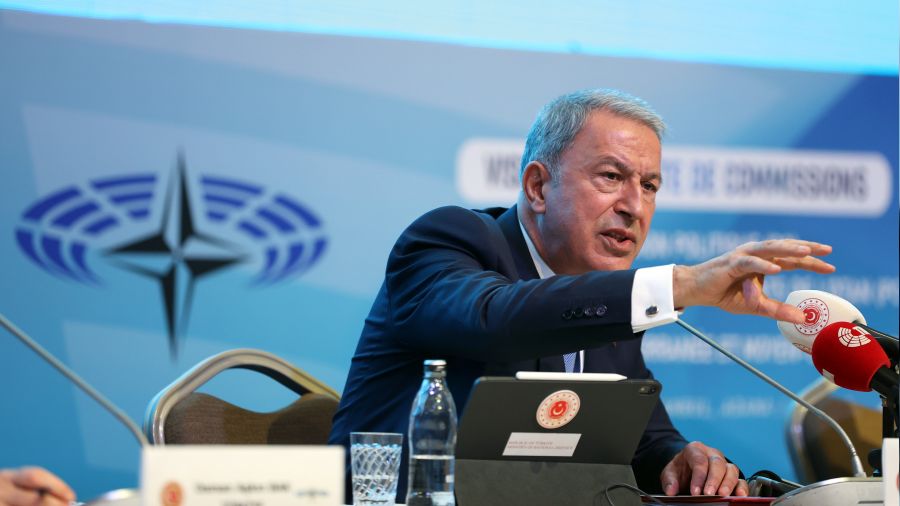 Akar ile Yunan parlamenter arasında sert tartışma