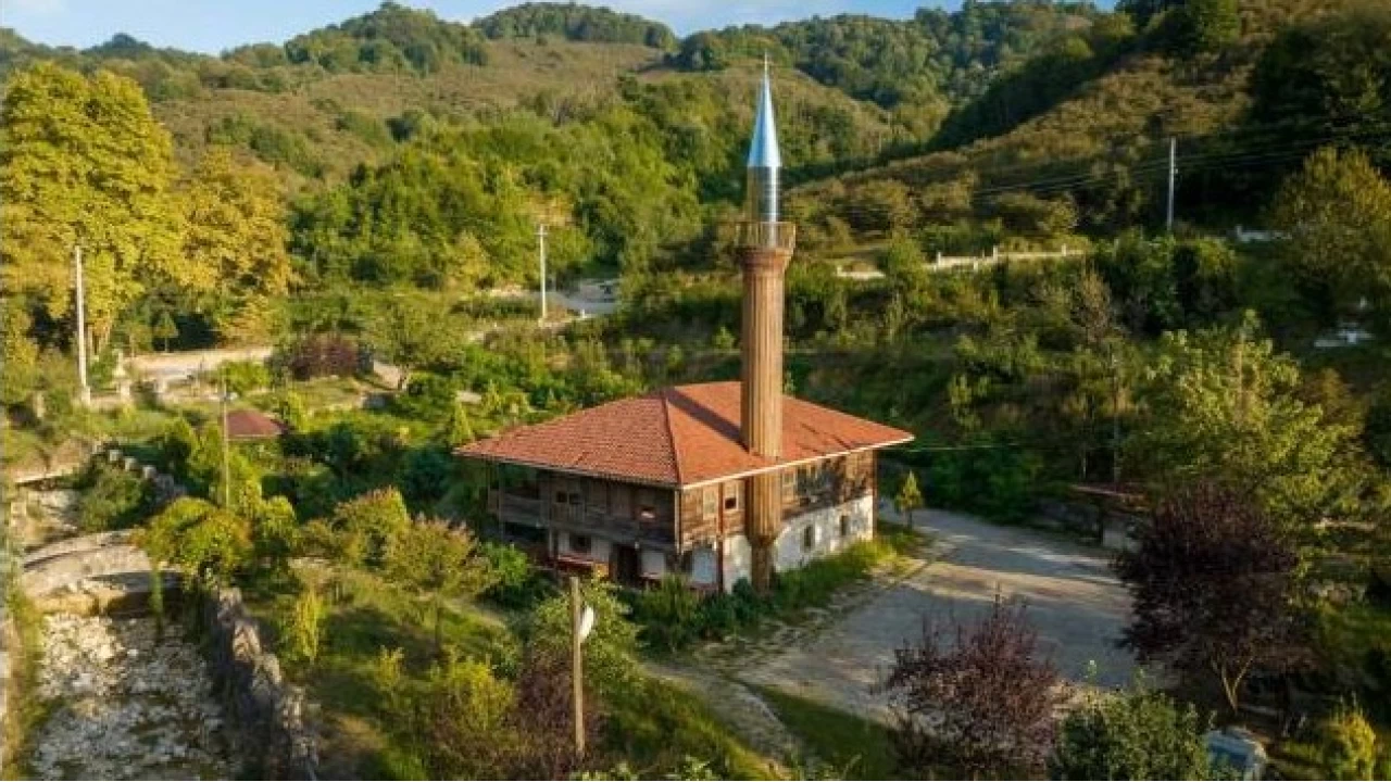 Akçakoca Hemşin Köyü Camii: Çantı mimarisiyle yükselen tarihi miras