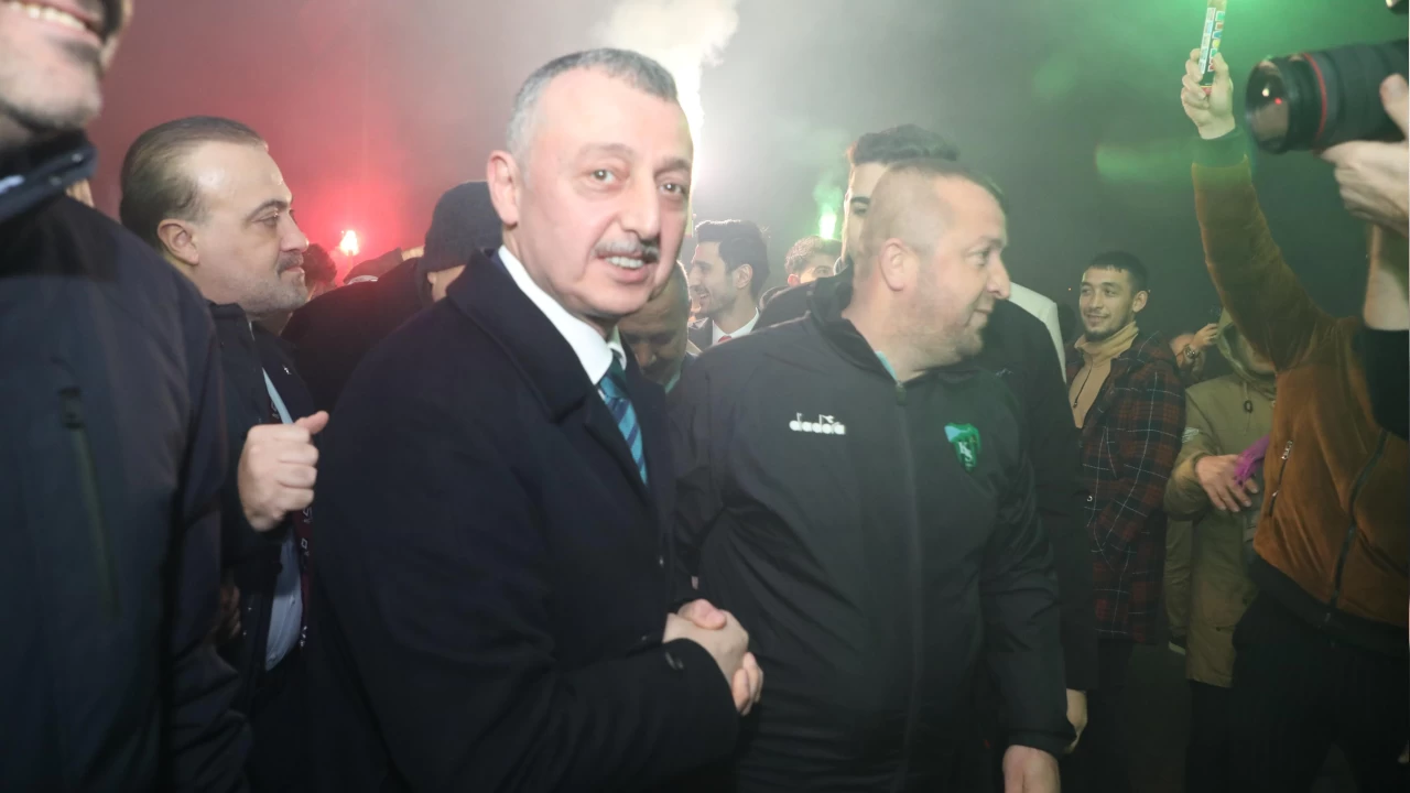 AKP, Kocaeli B�y�k�ehir'de Tahir B�y�kak�n'� yeniden aday g�sterdi