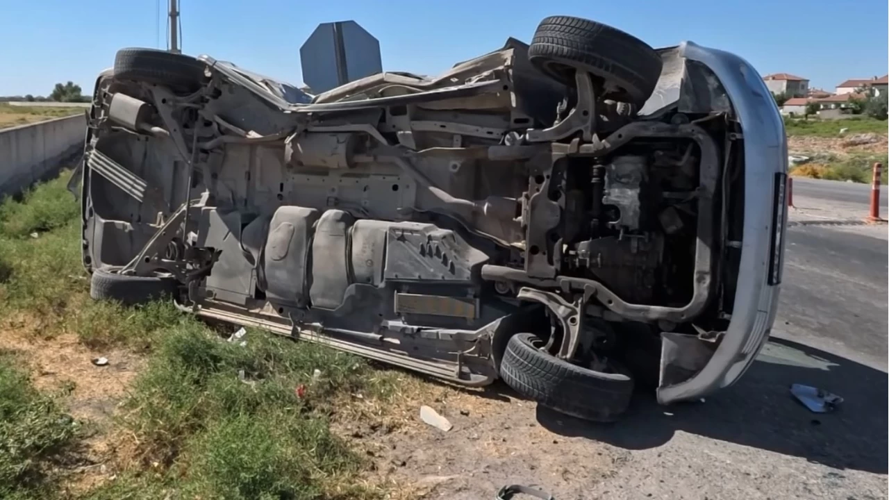 Aksaray'da otomobil minib�sle �arp��t�: 2 yaral�