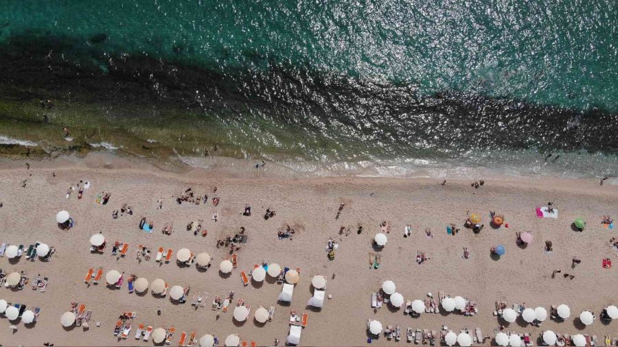Alanya plajları bayram tatilinde yerli yabancı akınına uğradı
