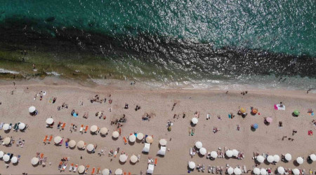 Alanya plajları bayram tatilinde yerli yabancı akınına uğradı