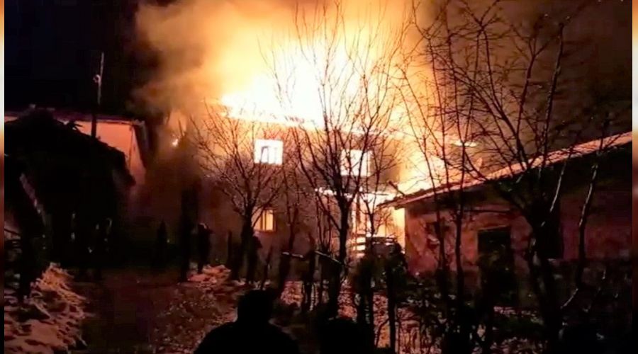 Alev topu evi kartopu ile s�nd�rmeye �al��t�lar