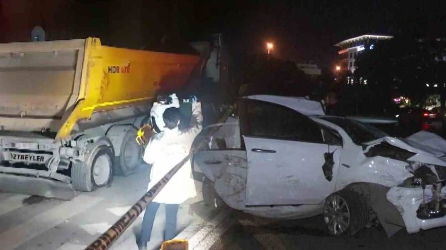 Alkollü sürücü hafriyat kamyonuyla dehşet saçtı: 2 polis ağır yaralı
