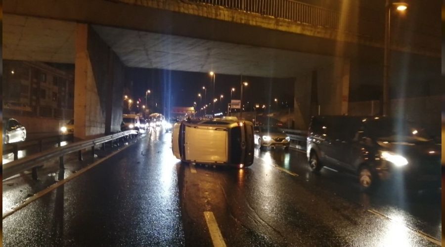 Alkollü sürücünün aracı Haliç Köprüsü'nde takla attı