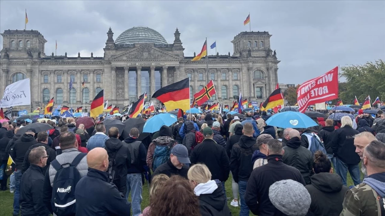  Almanya'da a��r� sa�c� AfD'nin oylar� y�kseliyor