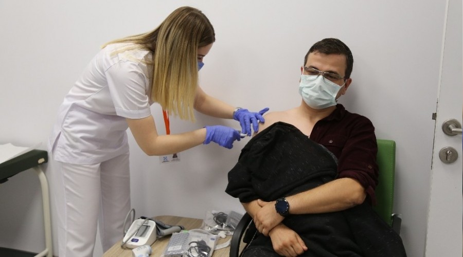 Almanya'da geliştirilen aşı Kocaeli'de 3 kişiye vuruldu