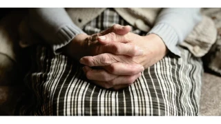 Alzheimer, ilk belirtilerden yaklaşık 20 yıl önce başlıyor!