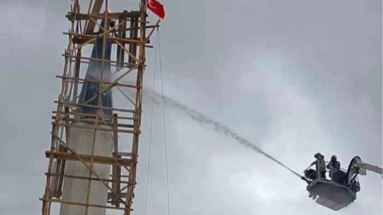 Ankara'da bir minareye y�ld�r�m d��t�