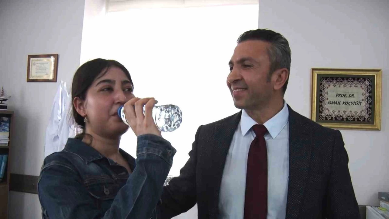 Annesinin böbreğiyle hayata tutundu