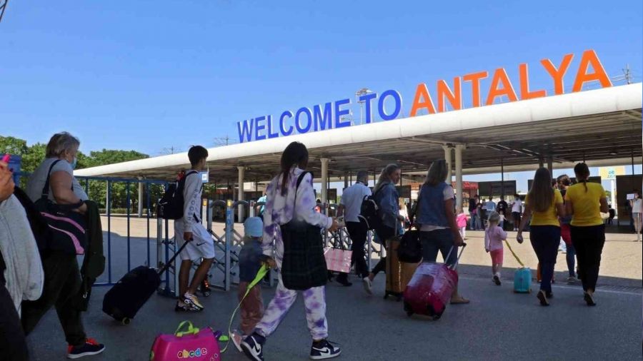 Antalya 2022'yi 13.7 milyon turistle tamamlad