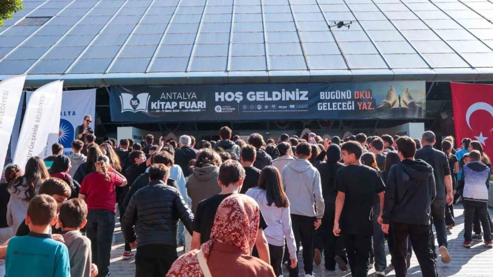 Antalya Kitap Fuarı'na öğrencilerden yoğun ilgi