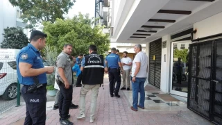 Antalya'da bir kadn evinde boaz kesilmi olarak bulundu