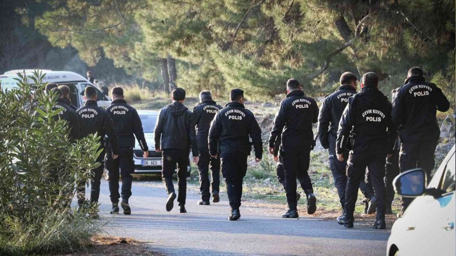 Antalya'da bulunan cesedin kafası ve kolları aranıyor