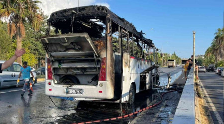 Antalya'da öğrenci servis midibüsü yandı