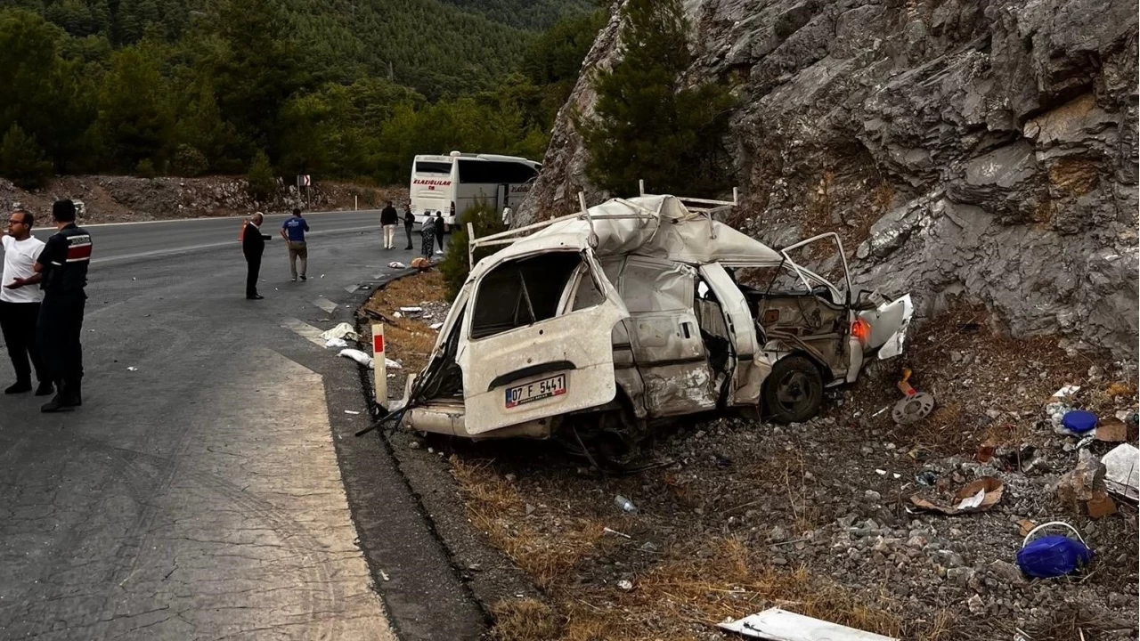 Antalya'da yolcu otobs ile ticari ara arpt: 1 l, 1 yaral