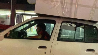 Aracn tavanna koli bandyla yaptrd dolapla trafikte seyretti