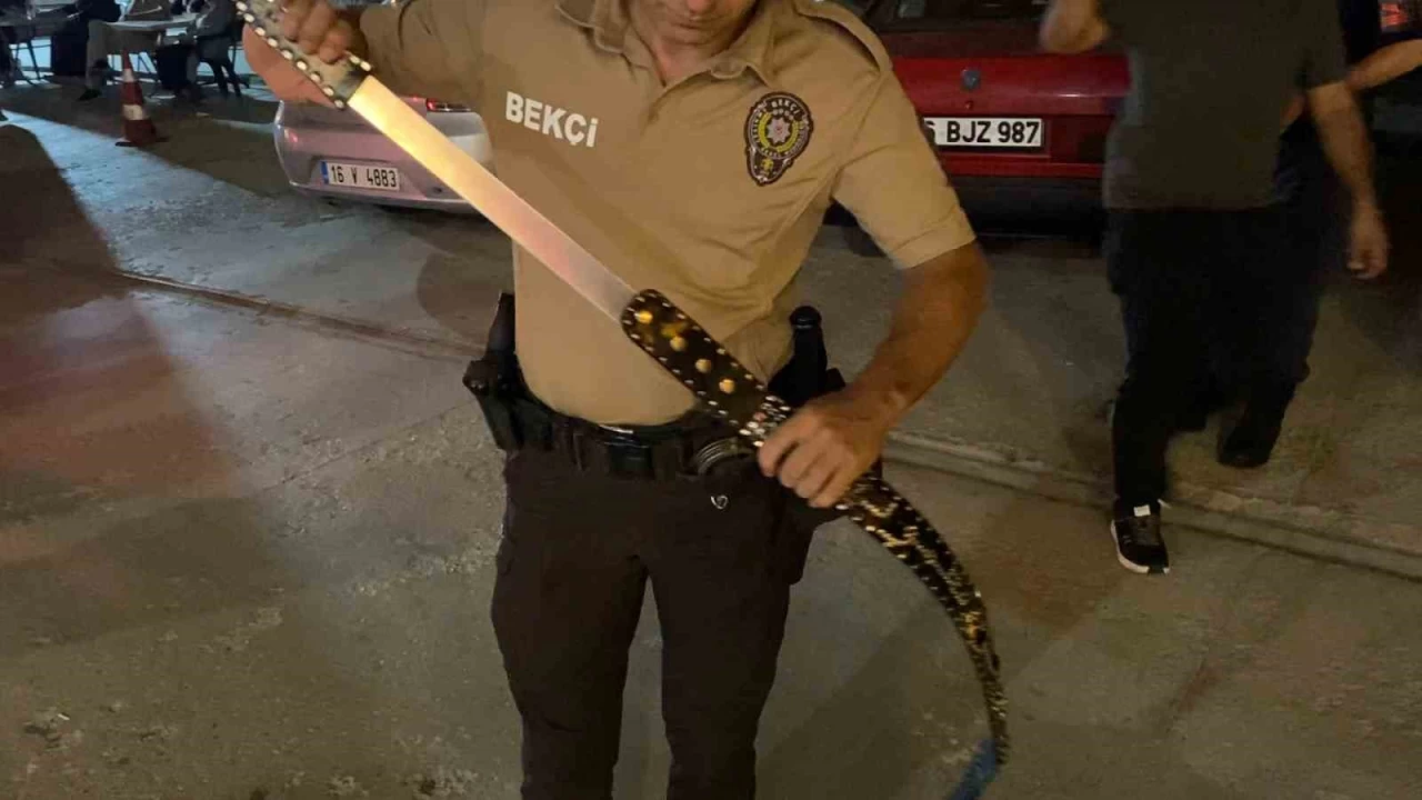 arama yapılan gencin belindeki kemerden çıkana bakar mısınız?