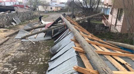 Ardahan'da kuvvetli rüzgâr çatıları uçurdu