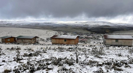 Ardahan'ın yüksek kesimlerine kar yağdı