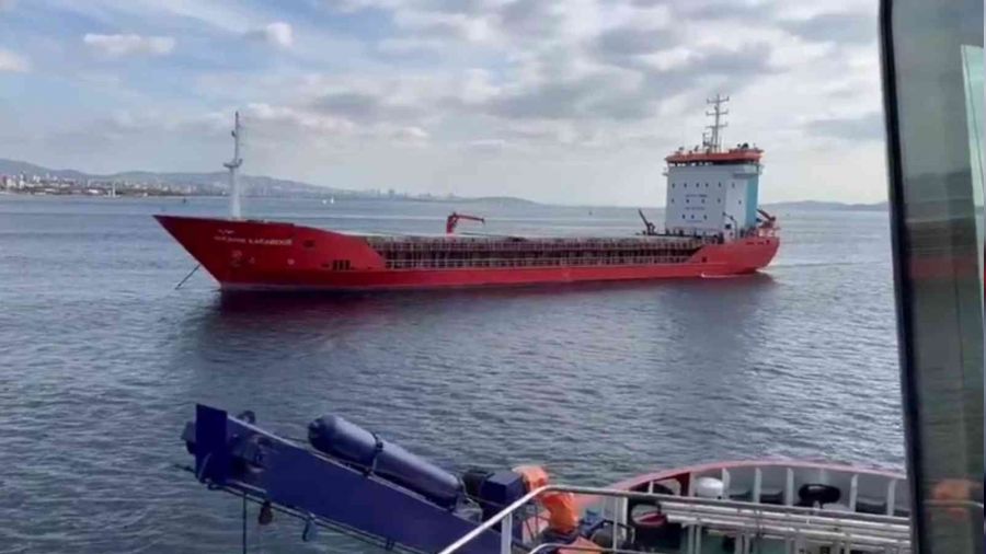Arızalanan kuru yük gemisi Ahırkapı'ya çekildi