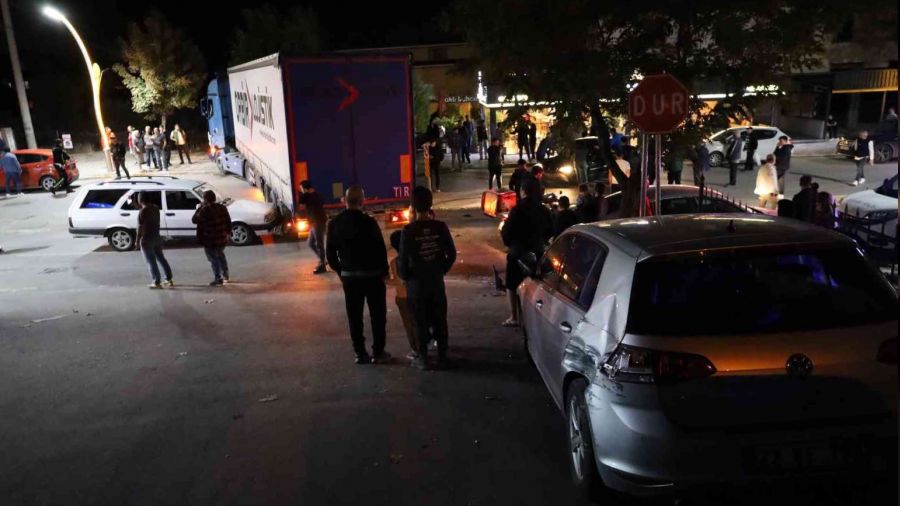 Arızalanan tır caddeye daldı