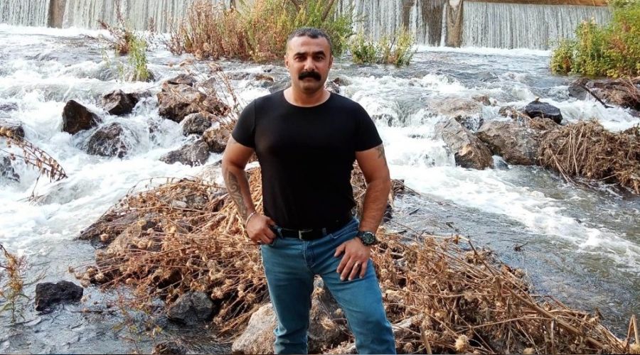 Arkadaşını bıçaklayanı, döve döve öldürdüler