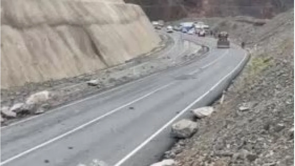 Artvin-�av�at yolunda heyelan an� kamerada