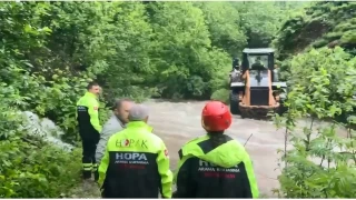 Artvin'de ta�an dere 4 �ay i��isini mahsur b�rakt�, imdatlar�na ekipler yeti�ti