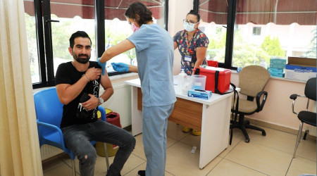 Aşı merkezlerinde yoğunluk devam ediyor