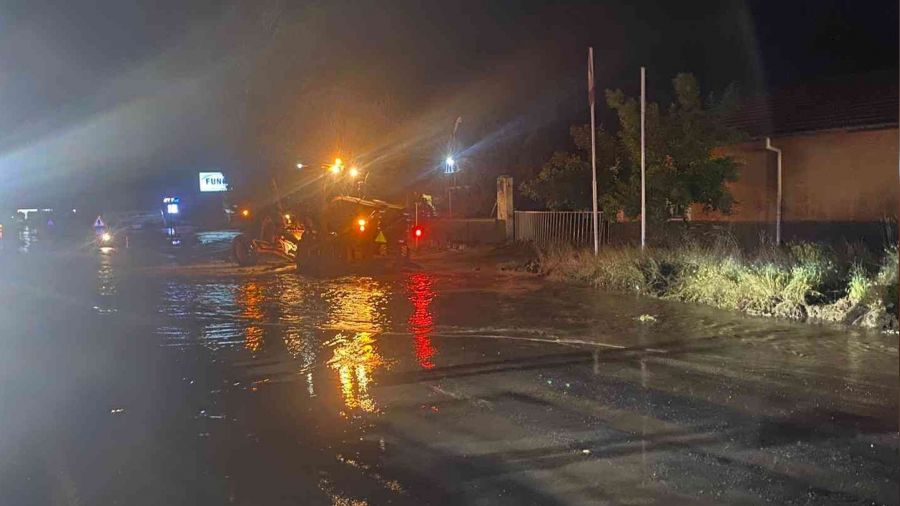 Aşırı yağış nedeniyle Nevşehir - Aksaray karayolu trafiğe kapandı