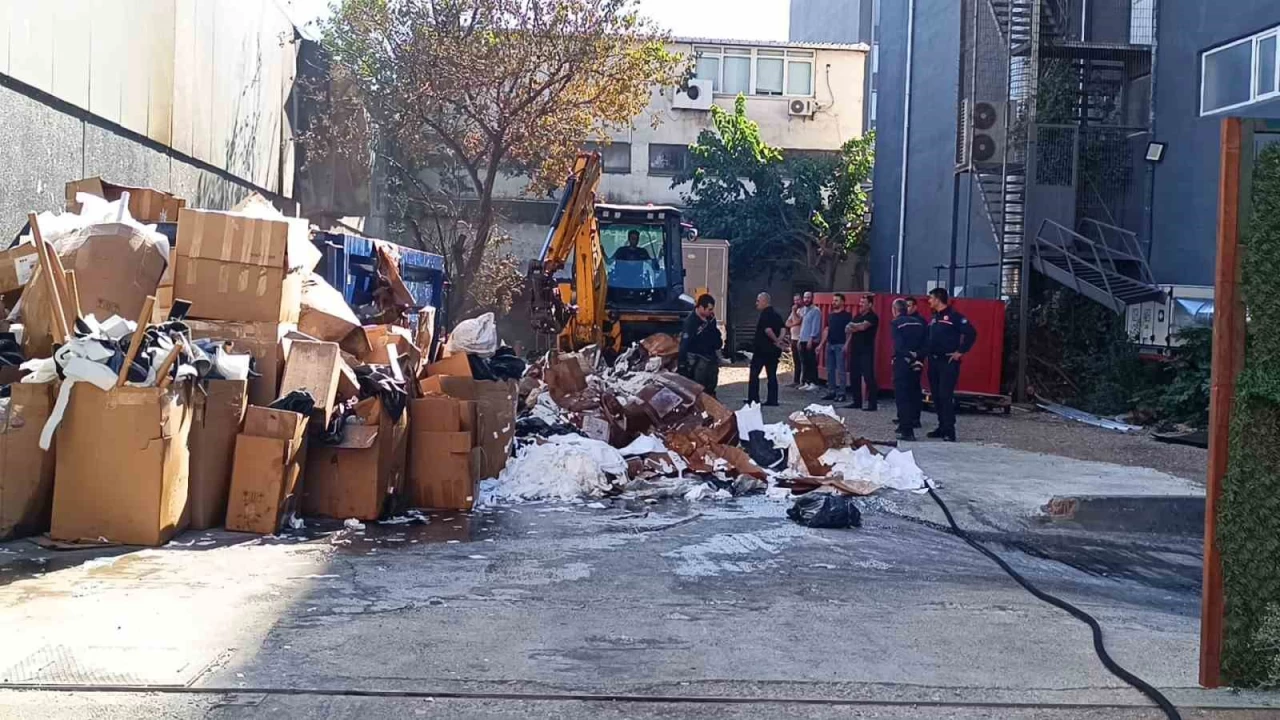 Ataehir'de fabrika bahesinde yangn panii
