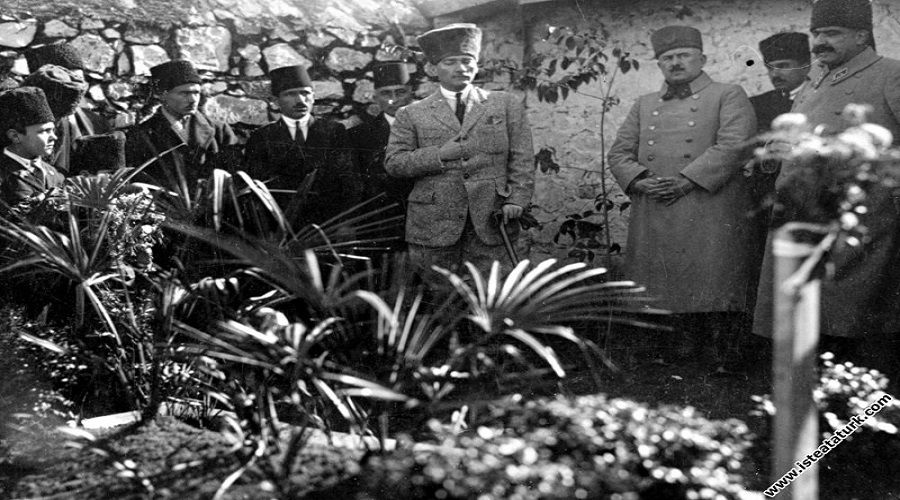 Atat�rk, annesinin mezar�n�n ba��nda