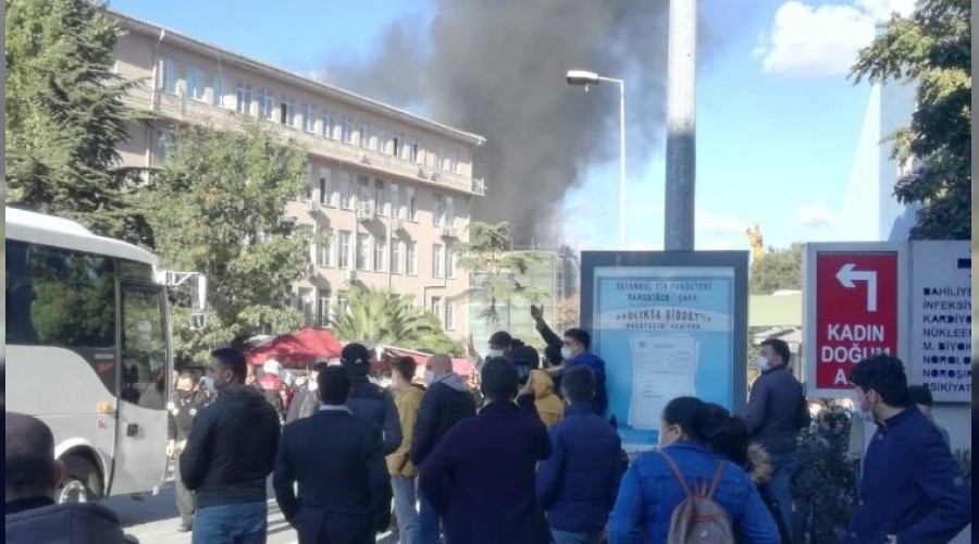 Avcılar'da bir binanın çatı katı alev alev yandı