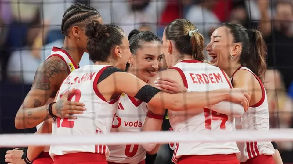 Avrupa Şampiyonası'nda Sırbistan'ı 3-0 yenerek finale yükselen Filenin Sultanları şampiyonluk için bugün İtalya'yla karşı karşıya gelecek