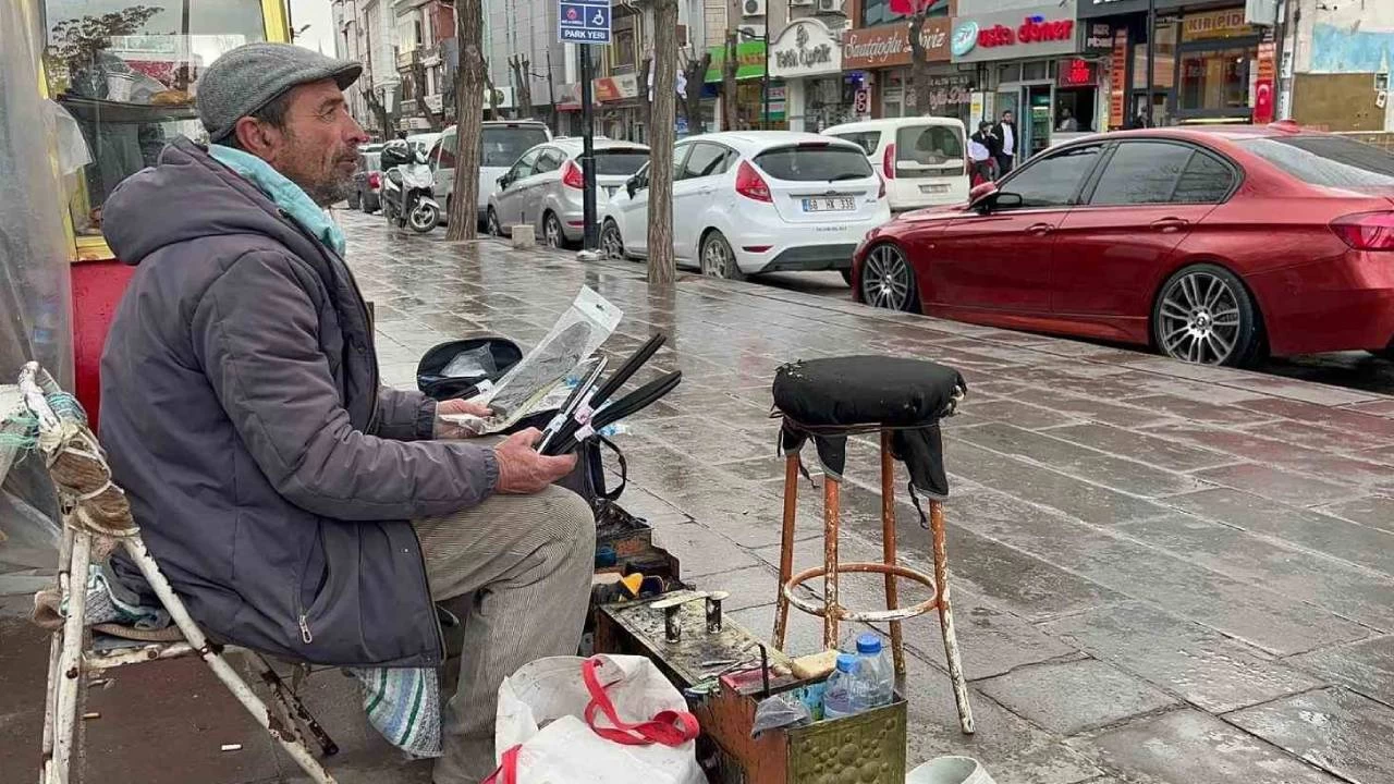 Ayakkab� boyayarak iki �ocu�unu okutup evlendirdi